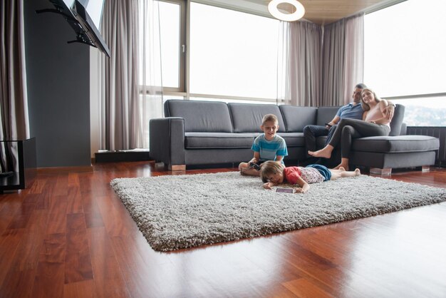 Foto familia joven feliz jugando juntos en casa