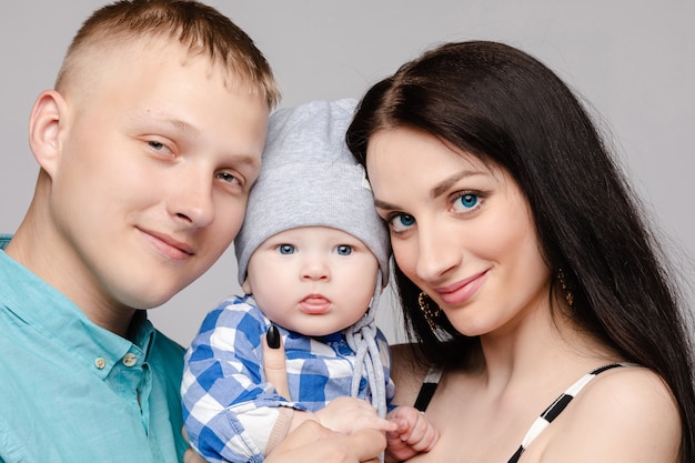 Familia joven feliz con un lindo bebé.