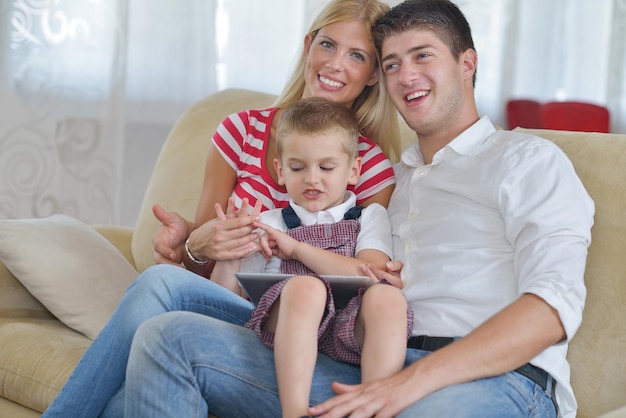 familia joven feliz con niños en una sala de estar moderna y luminosa diviértete y luce una gran televisión plana lcd