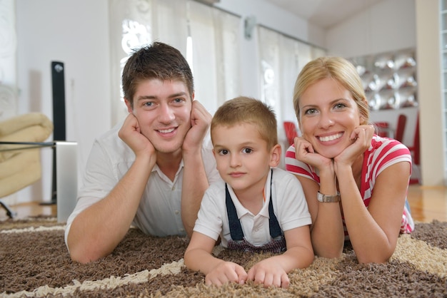 familia joven feliz con niños en una sala de estar moderna y luminosa diviértete y luce una gran televisión plana lcd