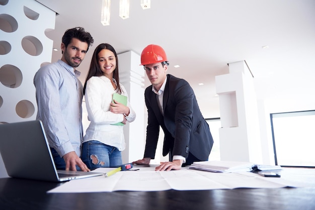 familia joven feliz, pareja comprando casa nueva con agente inmobiliario, interior de grupo de personas