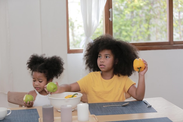 familia joven feliz pasando tiempo juntos en casa