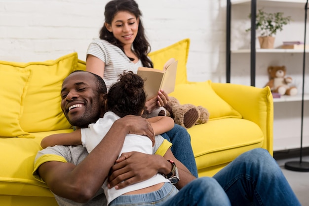 familia joven feliz pasando tiempo juntos en casa