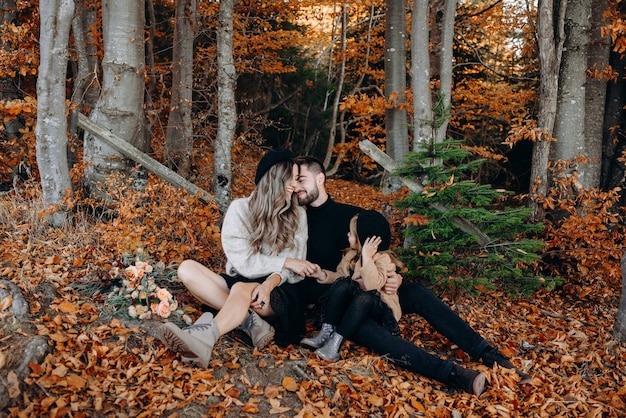 familia joven feliz pasar tiempo al aire libre otoño
