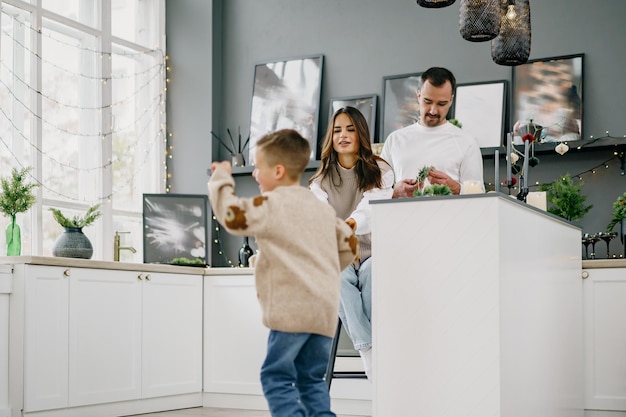 Familia joven feliz pasar tiempo juntos en la cocina en casa en las vacaciones de Navidad