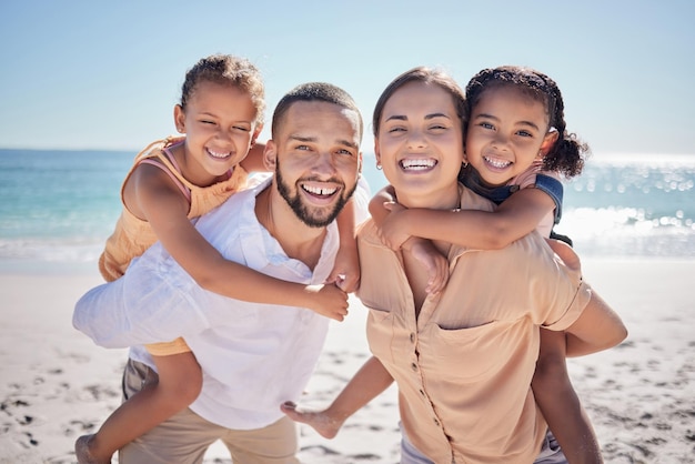 Familia joven y feliz en la playa con niños caminando en Hawái Retrato de madre y padre cargando a sus lindos hijos mientras se unen al aire libre en vacaciones de verano con amor y cuidado