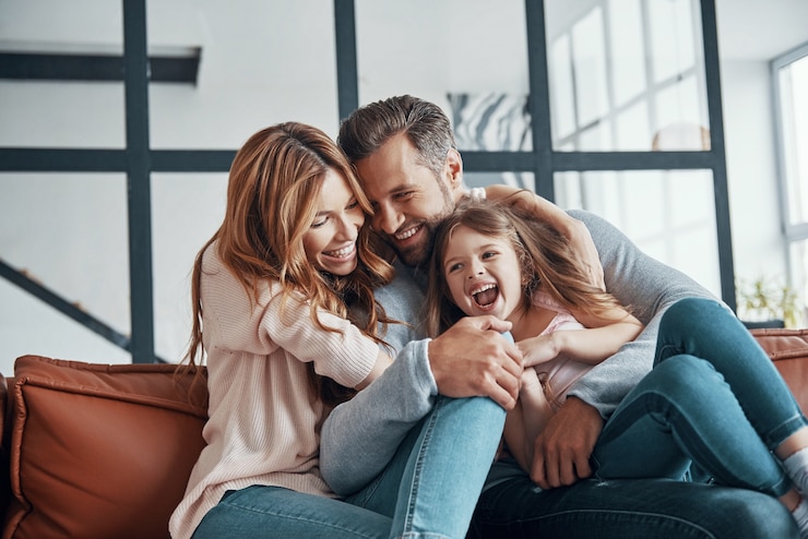 Familia joven feliz uniendo juntos en casa