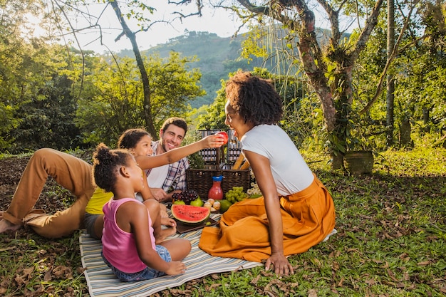 Familia joven haciendo un picnic juntos