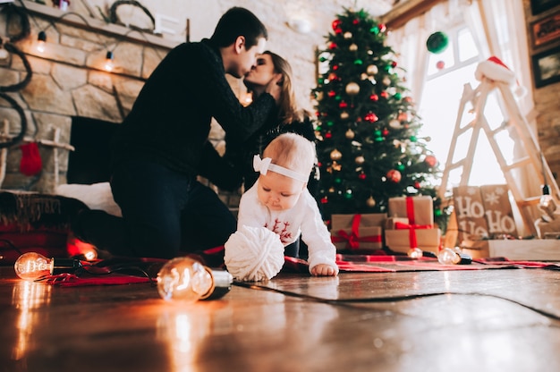 Familia joven en el interior de Navidad