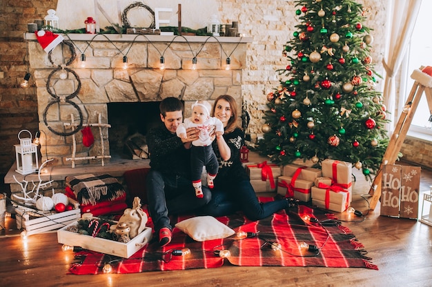 Familia joven en el interior de Navidad