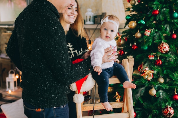 Familia joven en interior de navidad