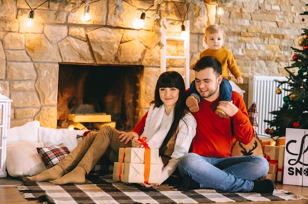 Familia joven en el interior de Navidad