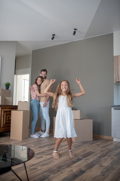 Familia joven mudarse a una casa nueva