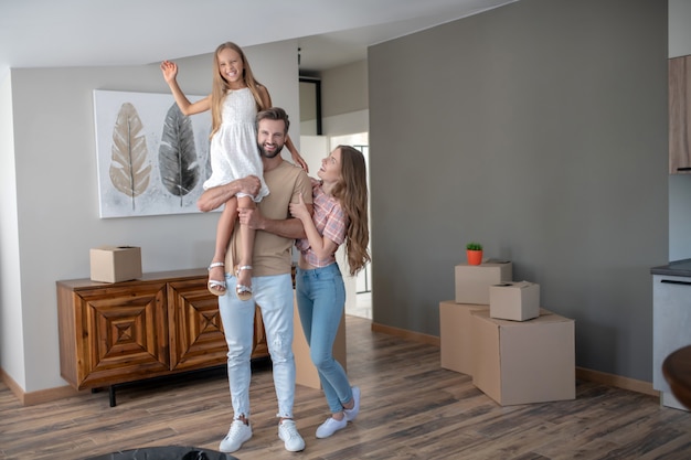 Familia joven mudarse a una casa nueva