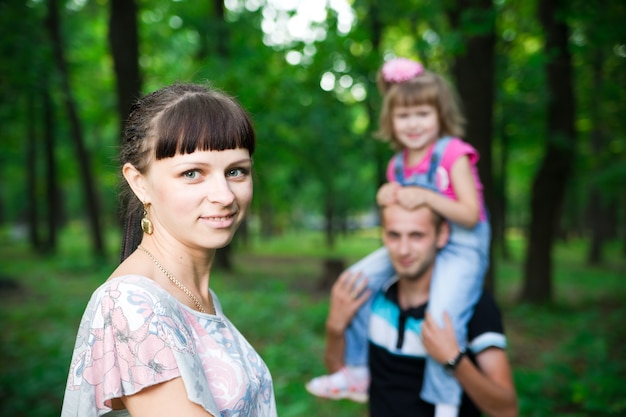 Familia joven en la naturaleza.