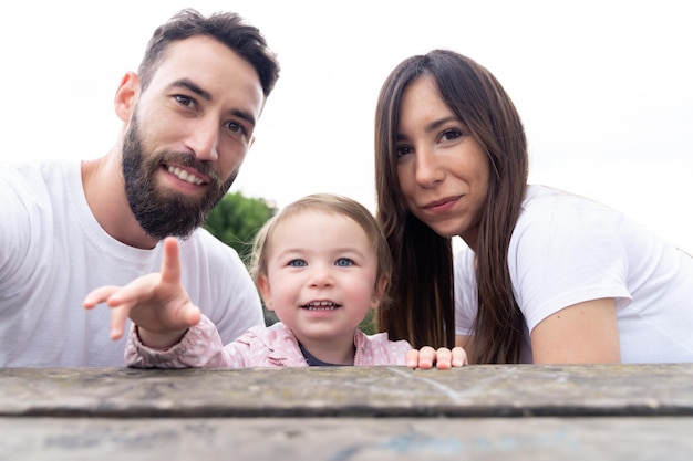 Foto familia joven con una niña con curiosidad.