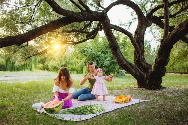 Familia joven con niña divirtiéndose durante un picnic