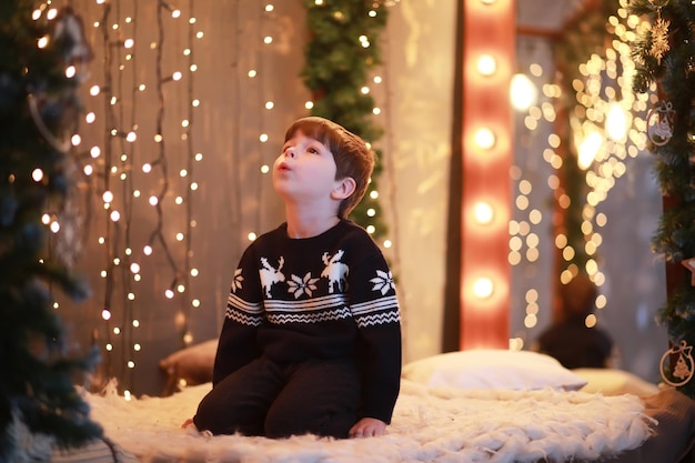 Una familia joven con niños decora la casa para las vacaciones. Vispera de Año Nuevo. Esperando el año nuevo.