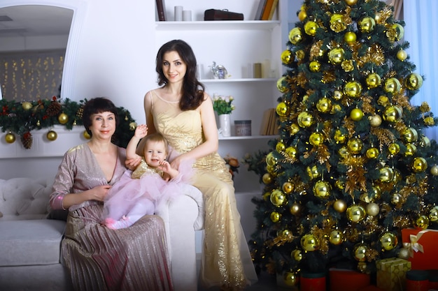 Una familia joven con niños decora la casa para las vacaciones. Vispera de Año Nuevo. Esperando el año nuevo.