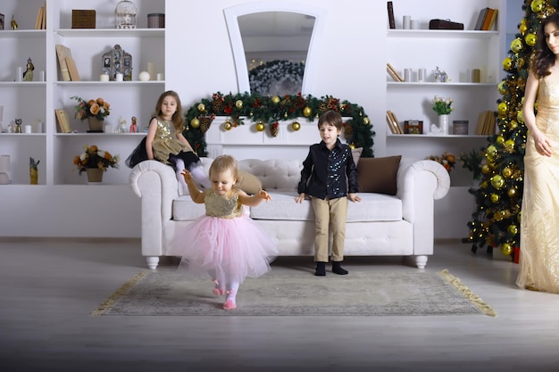 Una familia joven con niños decora la casa para las vacaciones. Vispera de Año Nuevo. Esperando el nuevo año.