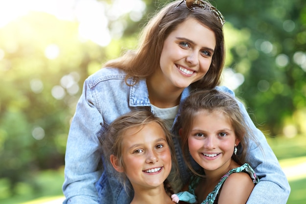 familia joven con niños divirtiéndose en la naturaleza