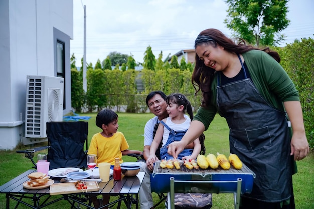 Foto una familia joven con niños en edad preescolar disfrutando de un fin de semana de cocina