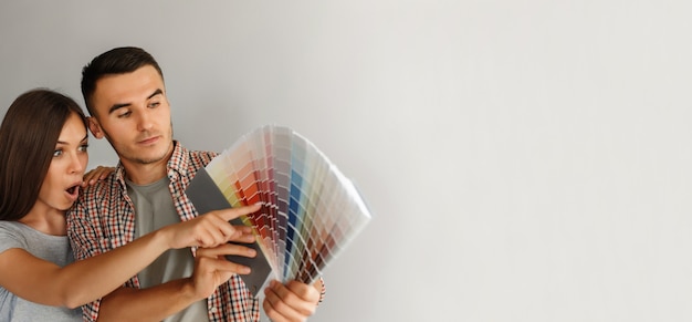 Familia joven con paleta de colores