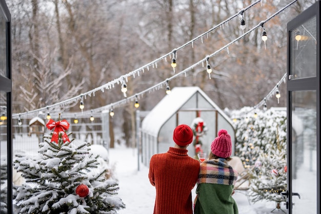 La familia joven pasa el invierno en el patio trasero