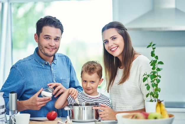 familia joven pasar tiempo juntos en la cocina