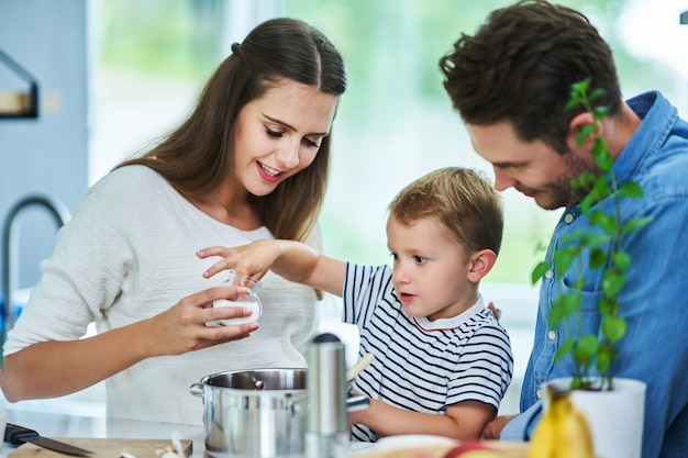 familia joven pasar tiempo juntos en la cocina