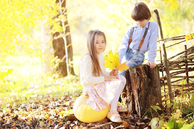 Familia joven en un paseo por el parque de otoño en un día soleado. Felicidad de estar juntos.