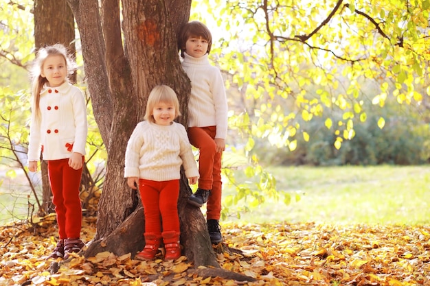 Familia joven en un paseo por el parque de otoño en un día soleado. Felicidad de estar juntos.