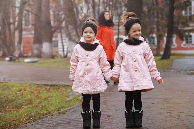 Familia joven en un paseo por el parque de otoño en un día soleado Felicidad de estar juntos