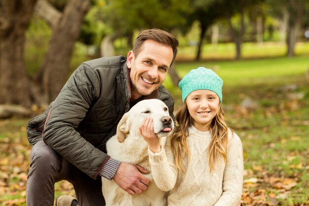 Familia joven con un perro