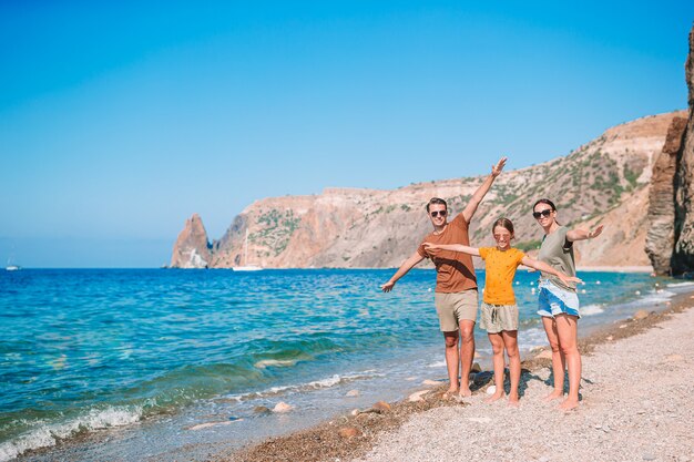 Familia joven en la playa blanca durante las vacaciones de verano