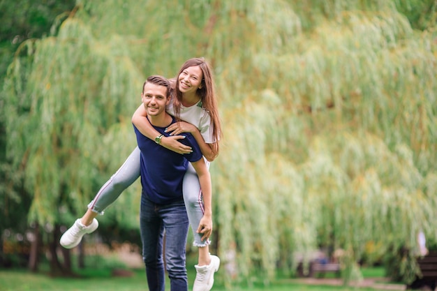 Familia joven relajada al aire libre en el parque