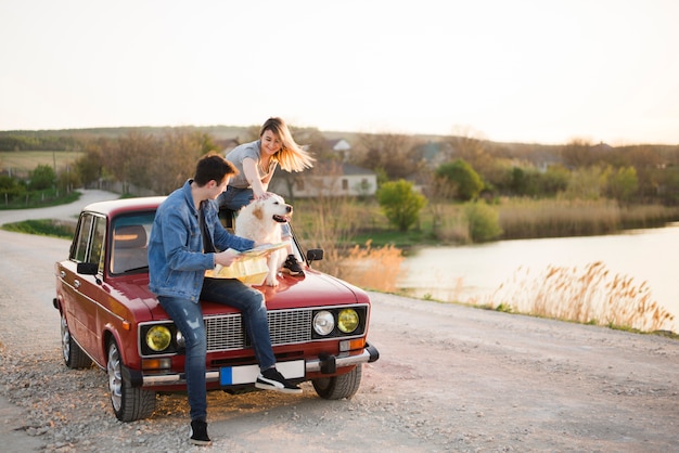 Familia joven un un road trip con su perro