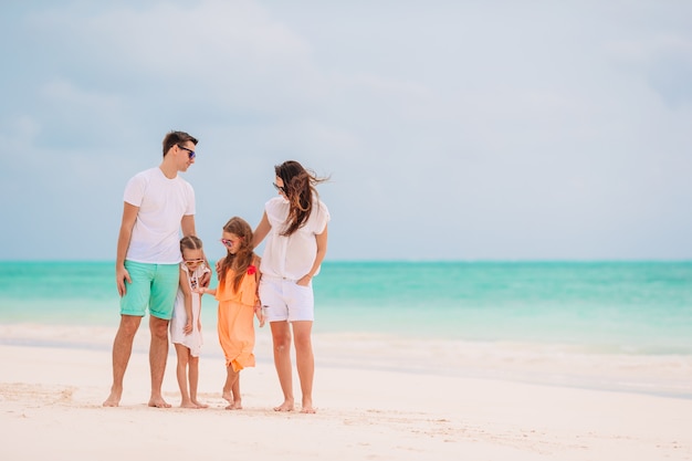 La familia joven de vacaciones se divierte mucho