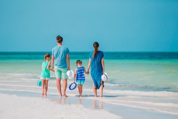 La familia joven de vacaciones se divierte mucho