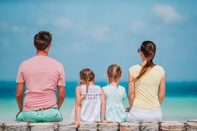 La familia joven de vacaciones se divierte mucho