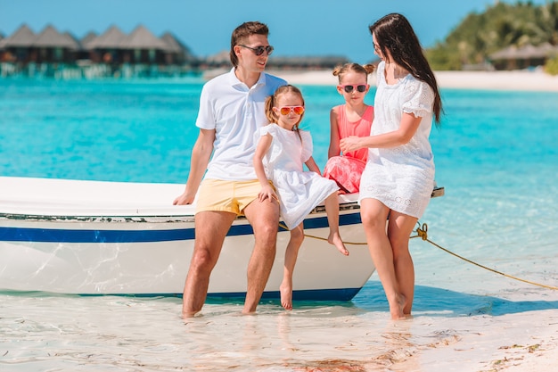 La familia joven de vacaciones se divierte mucho