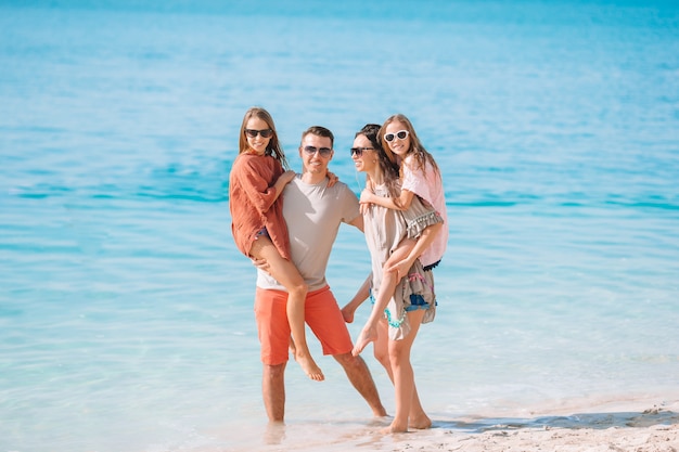 La familia joven de vacaciones se divierte mucho