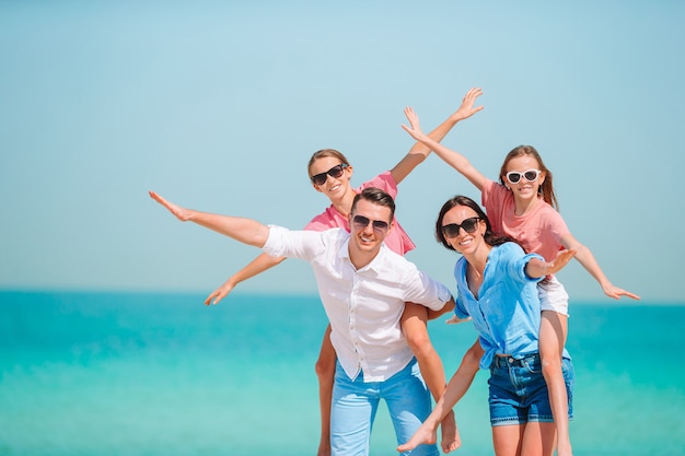 La familia joven de vacaciones se divierte mucho