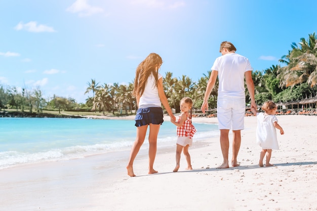 La familia joven de vacaciones se divierte mucho