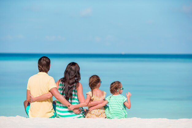 La familia joven de vacaciones se divierte mucho