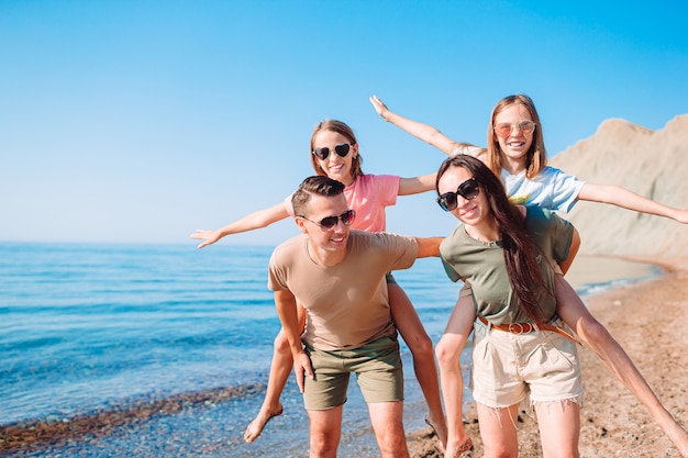 La familia joven de vacaciones se divierte mucho