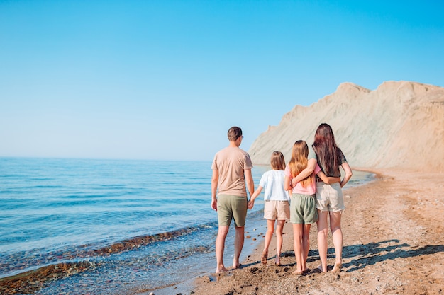 La familia joven de vacaciones se divierte mucho