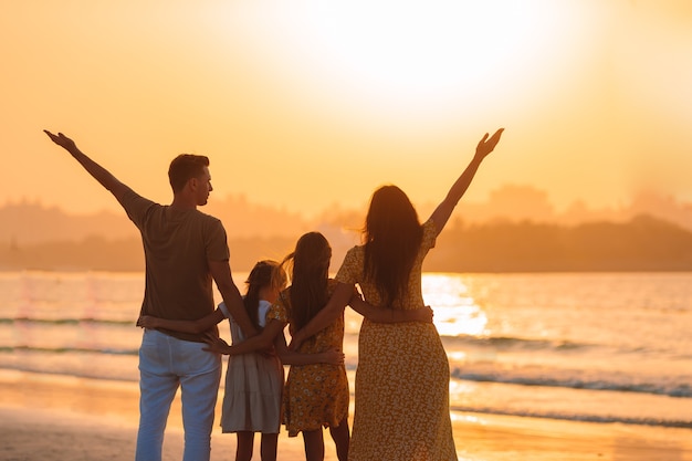 Foto familia joven de vacaciones se divierte mucho