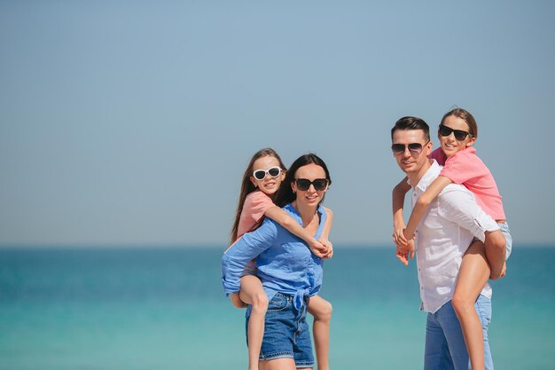 La familia joven de vacaciones se divierte mucho