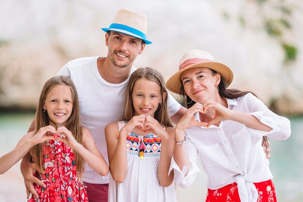 La familia joven de vacaciones se divierte mucho